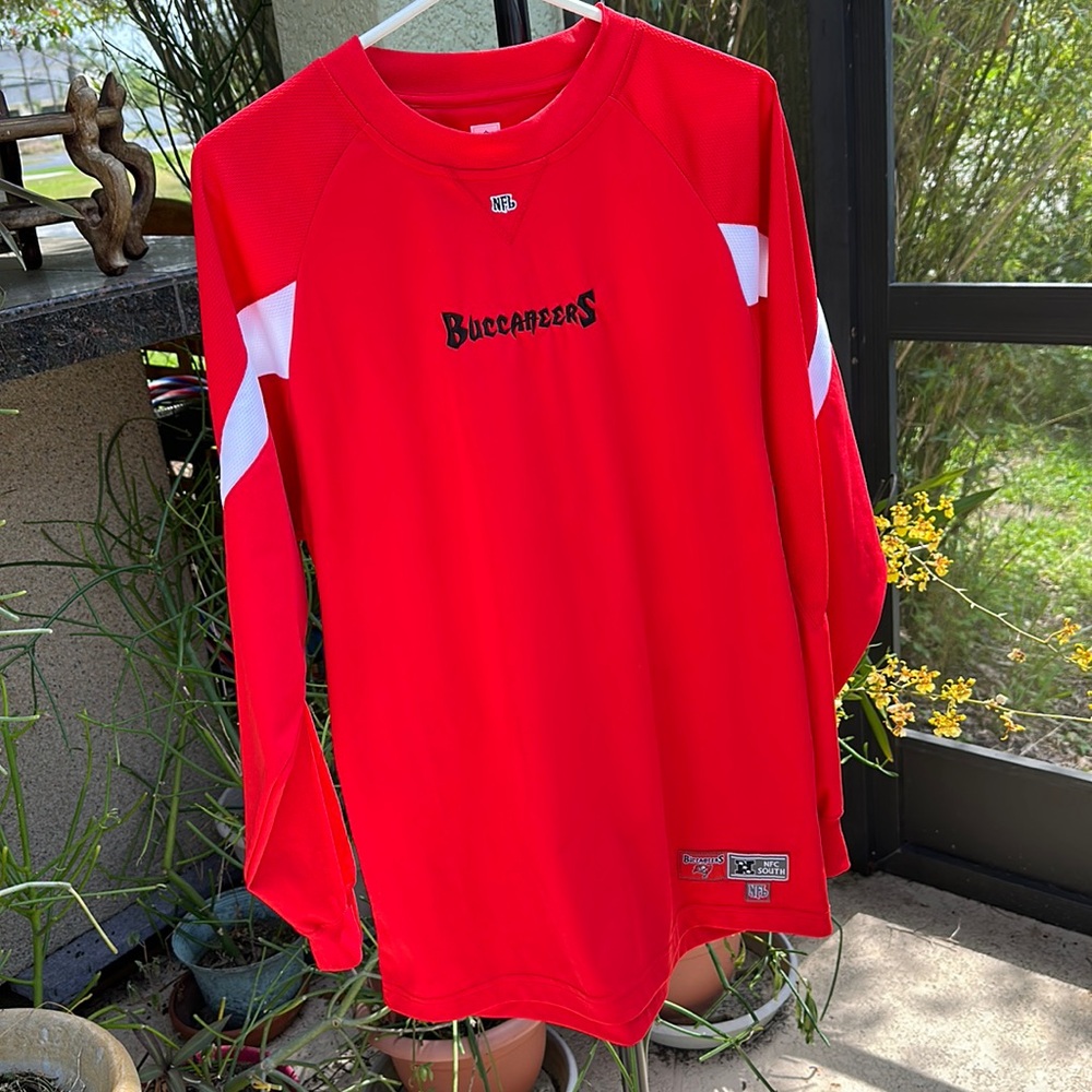 Men’s NFL embroidered Tampa Bay Buccaneers Pullover medium.